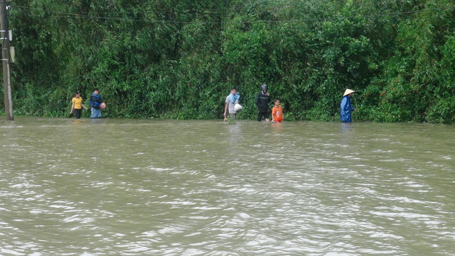 Áp thấp gần Biển Đông, từ Hà Tĩnh đến Quảng Ngãi tiếp tục mưa to ảnh 1