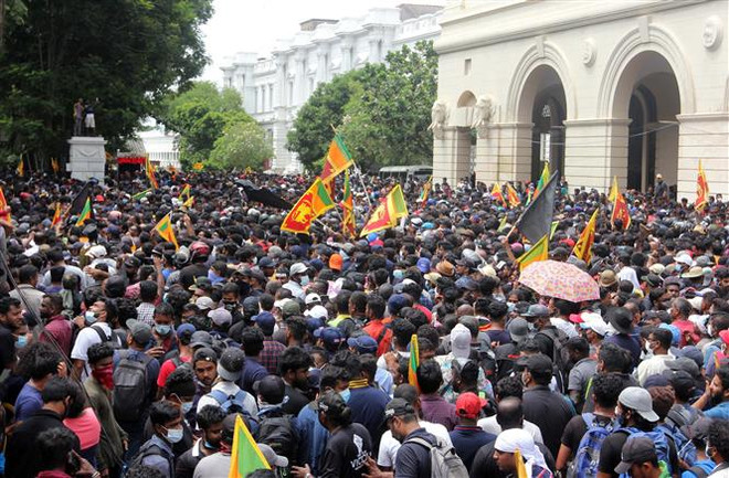 Người biểu tình tại Sri Lanka. (Ảnh: AFP/TTXVN) Sri Lanka: Đảng trong liên minh cầm quyền từ chối tham gia bầu cử ảnh 1
