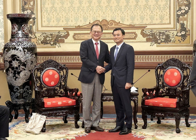 Ông Bùi Xuân Cường (phải), Phó Chủ tịch UBND Thành phố Hồ Chí Minh tiếp ông Tsuno Motonori (trái), Tổng Thư ký Hội Hữu nghị Nhật-Việt vùng Kansai (Nhật Bản). (Ảnh: Xuân Khu/TTXVN) Thúc đẩy quan hệ hợp tác giữa vùng Kansai và Thành phố Hồ Chí Minh ảnh 1