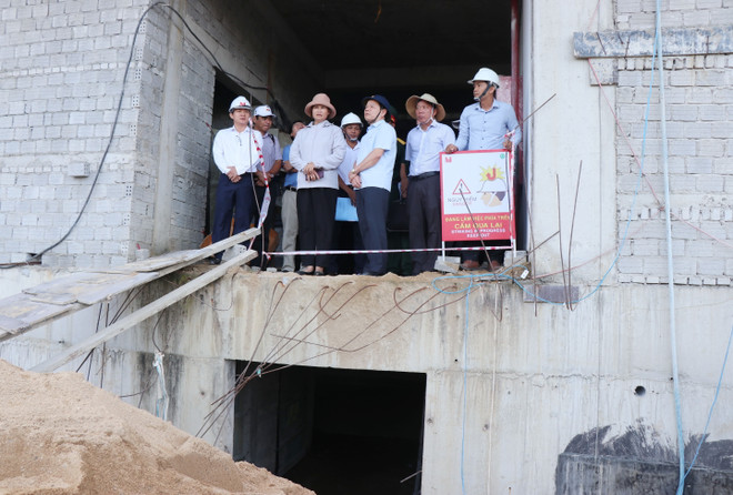 Chủ tịch Ủy ban Nhân dân tỉnh Quảng Ngãi Đặng Văn Minh kiểm tra Dự án Trung tâm y tế Quân dân y kết hợp huyện Lý Sơn. (Ảnh: Phạm Cường/TTXVN) Quảng Ngãi: Nhiều dự án trọng điểm ở Lý Sơn chậm tiến độ ảnh 2
