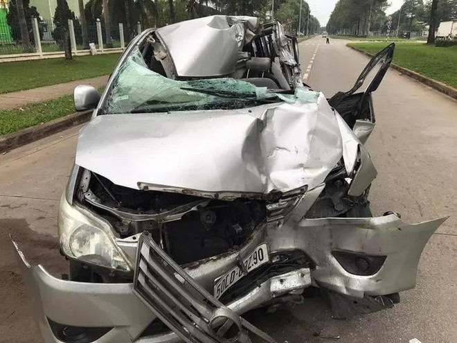 Hiện trường vụ tai nạn. (Nguồn: Báo Người Lao động) Đồng Nai: Ôtô 7 chỗ đâm đuôi xe tải, 2 người thương vong ảnh 1
