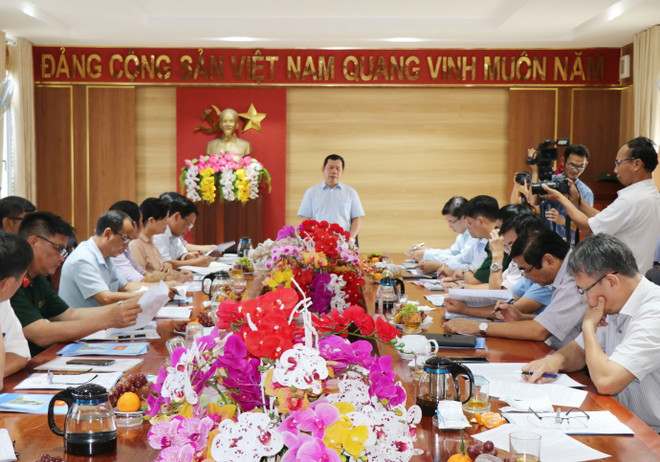 Chủ tịch Ủy ban Nhân dân tỉnh Quảng Ngãi Đặng Văn Minh làm việc với lãnh đạo huyện Lý Sơn. (Ảnh: Phạm Cường/TTXVN) Quảng Ngãi: Nhiều dự án trọng điểm ở Lý Sơn chậm tiến độ ảnh 1