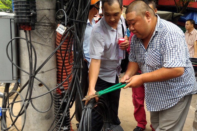 Hà Nội: Bỏ thiết bị lại hiện trường vì bị phát hiện hàn cáp vi phạm ảnh 1
