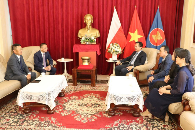 Đại diện Đại sứ quán Việt Nam tại Đức, Liên hiệp hội người Việt tại CHLB Đức làm việc với Đại sứ Việt Nam tại Ba Lan và đại diện Hội người Việt tại Ba Lan. (Ảnh: TTXVN phát.) ttxvn_cong_dong_nguoi_viet_tai_duc_trao_khoan_ho_tro_cho_ba_con_nguoi_viet_tai_ba_lan_2905.jpg