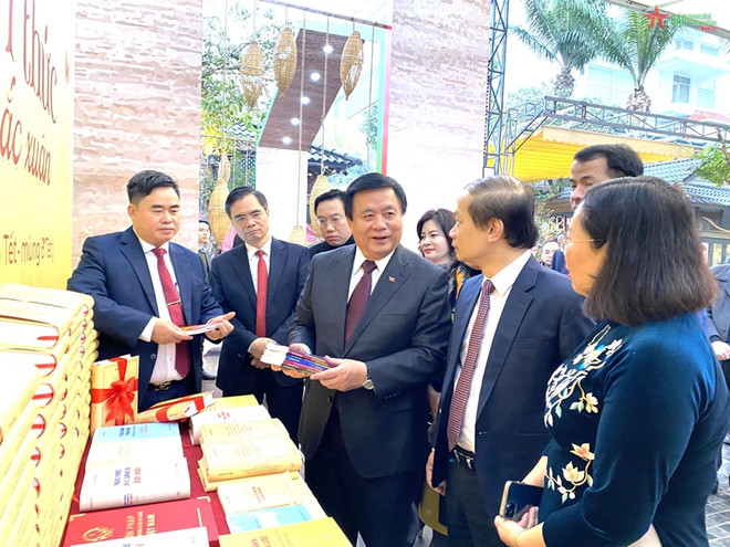 Ra mắt bộ sách đưa chủ trương, đường lối của Đảng vào cuộc sống ảnh 1
