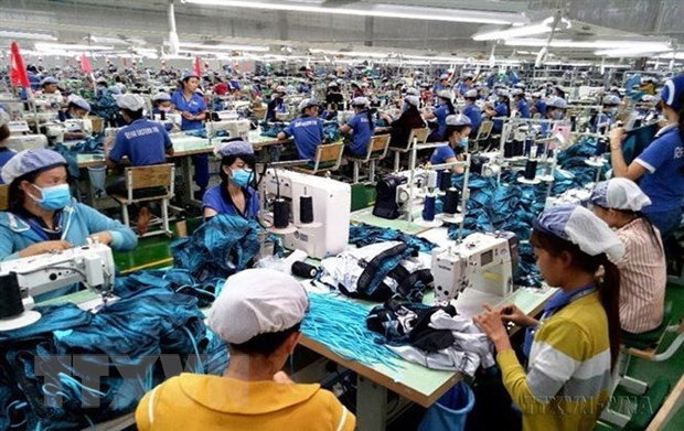 Sản xuất hàng may mặc xuất khẩu tại Công ty may mặc New Apparel, Khu công nghiệp Bắc Đồng Phú, tỉnh Bình Phước. (Ảnh: Dương Chí Tưởng/TTXVN) Bình Phước: Điểm sáng thu hút vốn đầu tư FDI của cả nước ảnh 1