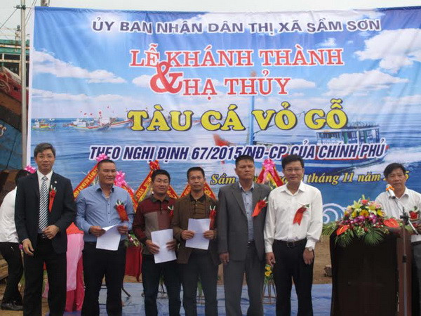 Ngư dân hạ thủy tàu vỏ gỗ 12 tỷ đồng đầu tiên tại tỉnh Thanh Hóa ảnh 2