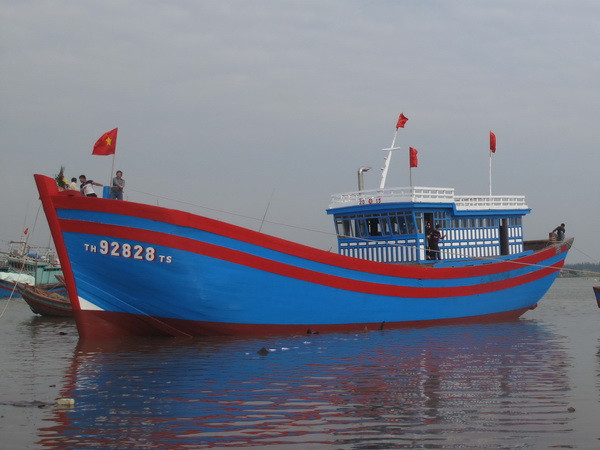 Ngư dân hạ thủy tàu vỏ gỗ 12 tỷ đồng đầu tiên tại tỉnh Thanh Hóa ảnh 1