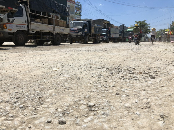 Bình Định: Bức xúc vì khói bụi, người dân chặn xe vào khu công nghiệp ảnh 1