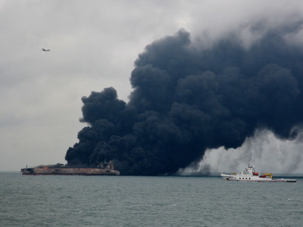 Tàu chở dầu của Iran có thể cháy nhiều ngày trên biển Hoa Đông ảnh 1