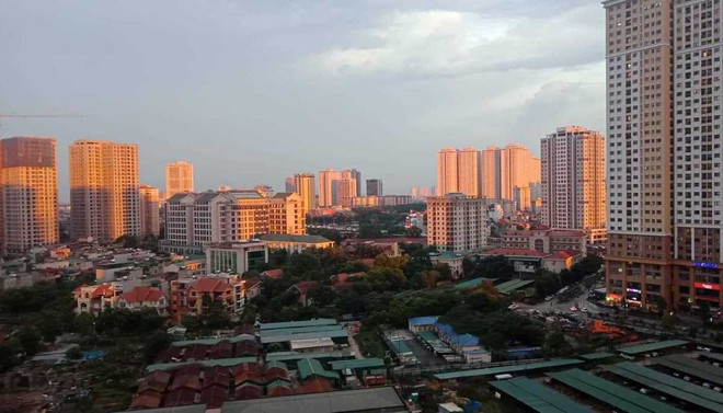 Thị trường bất động sản đang bị ảnh hưởng lớn bởi dịch COVID-19. (Ảnh: Hùng Võ/Vietnam+) Cơ hội nào giúp thị trường bất động sản vượt qua “cú sốc” COVID-19? ảnh 1