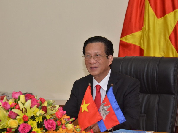 Đại sứ Việt Nam tại Campuchia Thạch Dư phát biểu trên Truyền hình Quốc gia Campuchia. (Ảnh: Danh Chanh Đa/TTXVN) Nhật báo Campuchia đăng trên trang nhất bài phỏng vấn Đại sứ Việt Nam ảnh 1