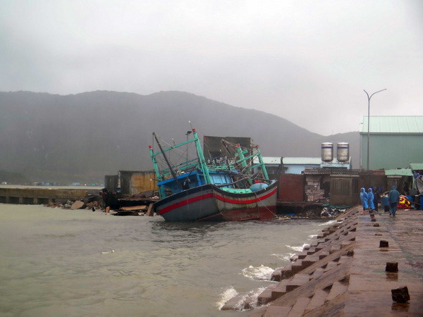 Đưa 70 thuyền viên trên các tàu hàng gặp nạn vào bờ an toàn ảnh 1
