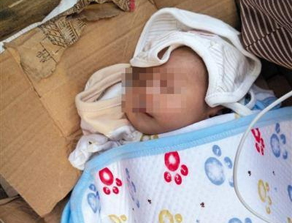 ​Xót xa khi chứng kiến bé sơ sinh sứt môi bị bỏ rơi ở siêu thị ảnh 1