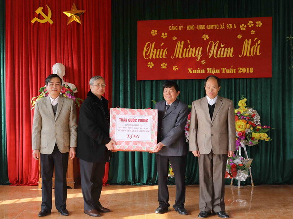 Ông Trần Quốc Vượng chúc Tết nhân dân vùng bị thiên tai Yên Bái ảnh 1