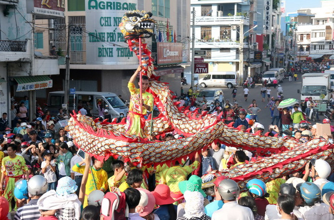 Du khách đổ về thành phố Phan Thiết thưởng lãm Nghinh Ông xuất du ảnh 2