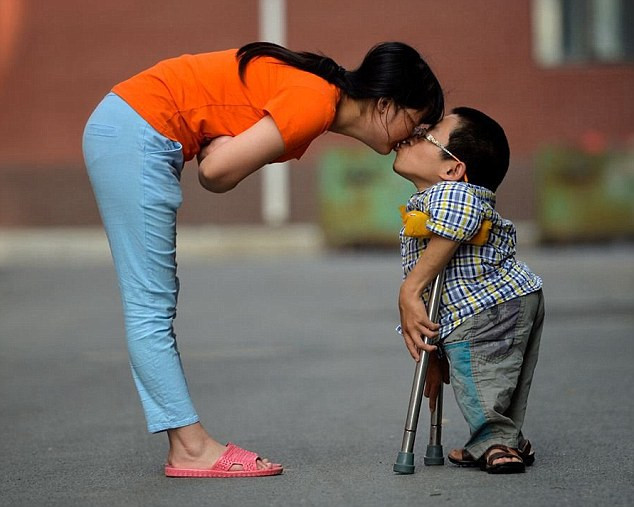 Cảm động với một tình yêu đẹp vượt qua mọi rào cản của hình thức ảnh 1