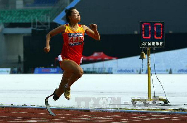 Vận động viên Nguyễn Thị Thủy đoạt Huy chương Vàng nội dung chạy 100m nữ hạng T44. (Ảnh: Huy Hùng/TTXVN) Việt Nam vượt chỉ tiêu huy chương vàng ở Para Games 7 ảnh 1