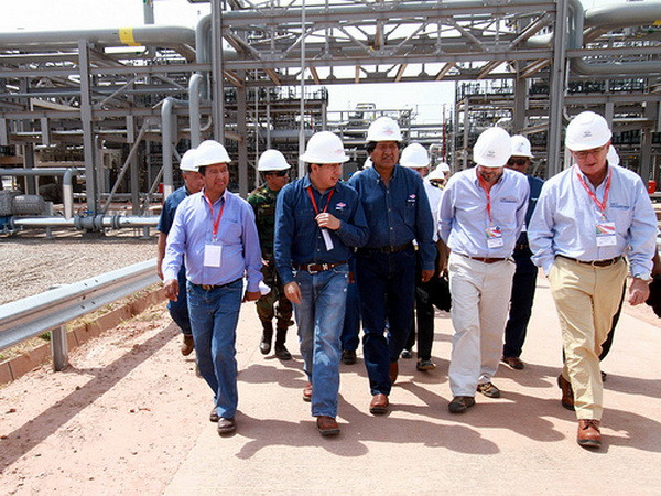 Tổng thống Morales (giữa) tại lễ khai trương một mỏ khí đốt năm ngoái. (Ảnh: YPFB) Bolivia: Nguồn thu dầu khí tăng mạnh nhờ chính sách hợp lý ảnh 1
