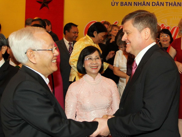 Chủ tịch UBND Thành phố Hồ Chí Minh Lê Hoàng Quân chúc mừng các đại diện cơ quan nước ngoài. (Ảnh: Thanh Vũ/TTXVN) Gặp mặt các cơ quan đại diện nước ngoài ở TP.HCM ảnh 1