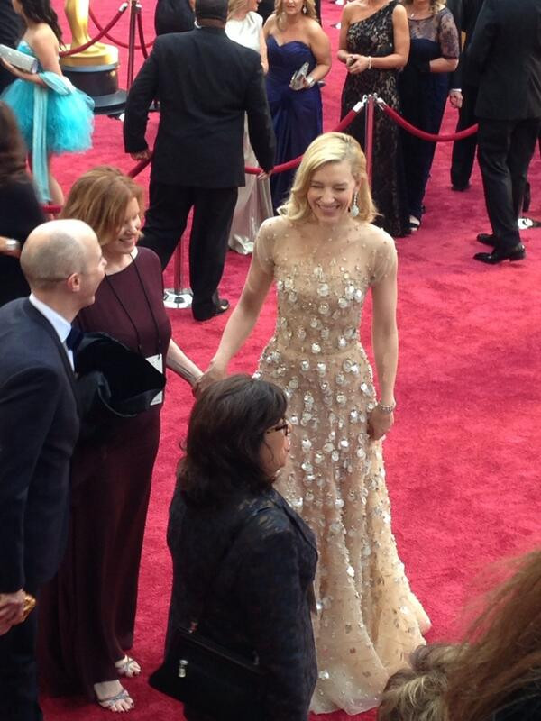 Hành động "khó đỡ" của các sao ở lễ trao giải Oscar ảnh 9