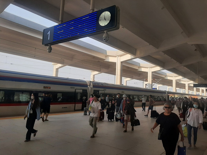 Hành khách sử dụng đường sắt tốc độ cao làm phương tiện di chuyển. (Ảnh: Việt Hùng/Vietnam+) vnp_hanh khach di tau toc do cao.jpg