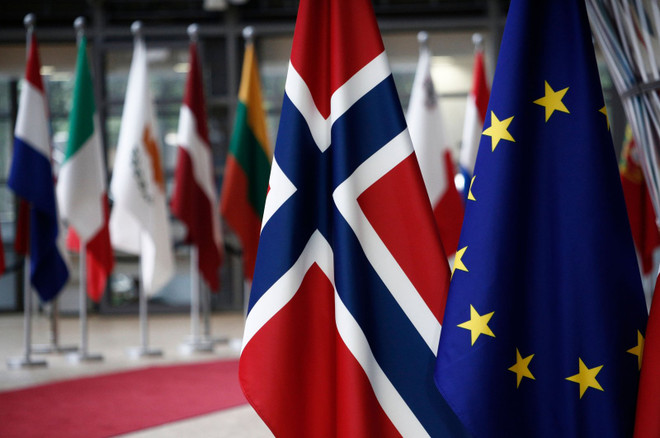 Cờ Na Uy và cờ EU. (Nguồn: Shutterstock) EU-Na Uy khẳng định cam kết hợp tác cung cấp đạn dược cho Ukraine ảnh 1