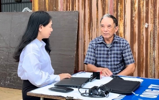 Ông Tính trao đổi với tác giả tại lán tạm tại công trường xây dựng. (Ảnh: Vietnam+) vnp_tt1.jpg
