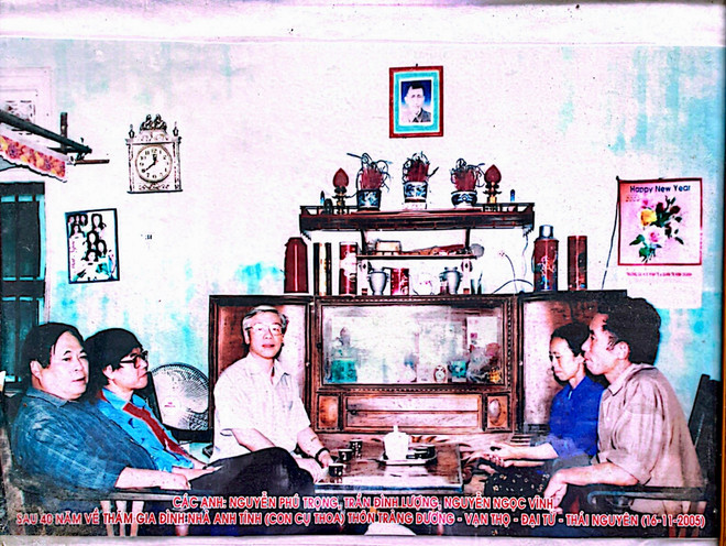 Tổng Bí thư Nguyễn Phú Trọng vào thăm gia đình anh Tính năm 2005. (Ảnh: Nhân vật cung cấp) vnp_aaa.jpg