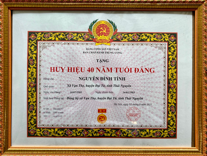Ông Nguyễn Đình Tính vinh dự nhận Huy hiệu 40 tuổi Đảng vảo năm 2021. (Ảnh: Hạnh Nguyễn/Vietnam+) vnp_tt123.jpg