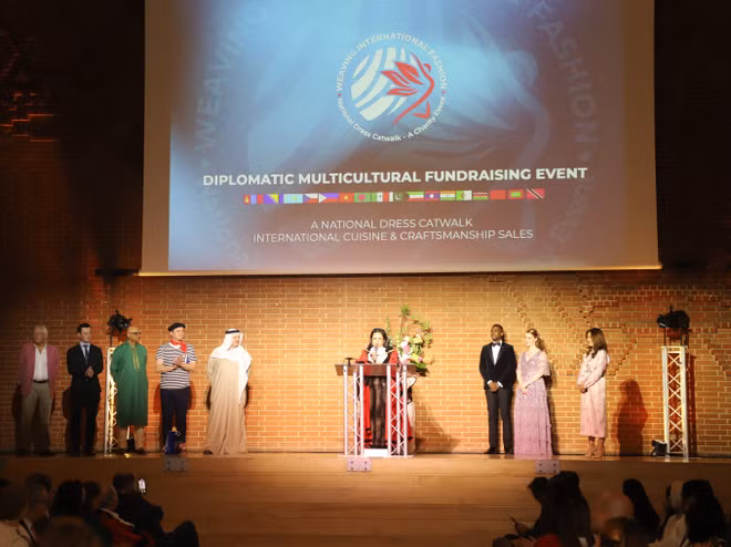 TTXVN_1305aodai2.jpg