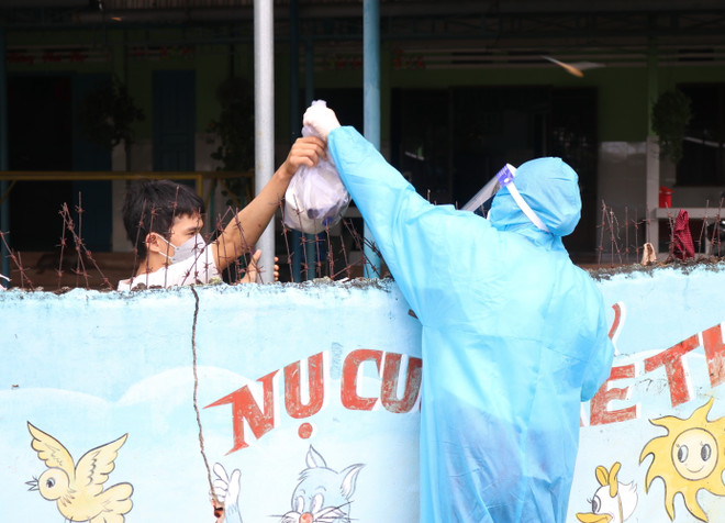 Dịch COVID-19: Hà Nội cấp thuốc và hướng dẫn điều trị cho F0 tại nhà ảnh 2