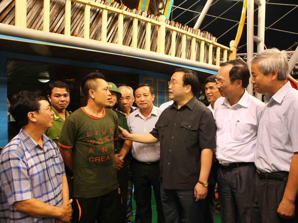 Phó Thủ tướng kiểm tra thực địa ảnh hưởng của bão tại Hạ Long ảnh 1