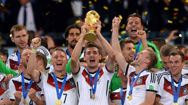 Klose sẽ có vinh dự mang chiếc cúp vàng tới Điện Kremlin. (Nguồn: FIFA) Chờ đợi nhiều bất ngờ ở lễ bốc thăm vòng bảng World Cup 2018 ảnh 3