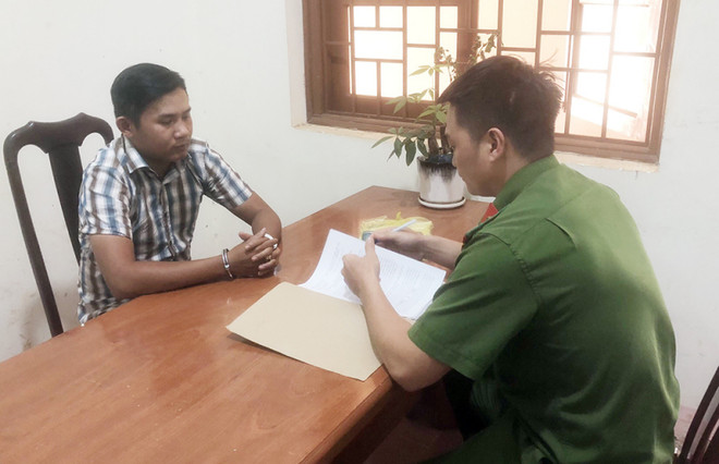 Đối tượng Lê Công Bắc tại cơ quan điều tra. (Nguồn: Báo Công an Nhân dân) Tạm giữ đối tượng mạo danh công an để lừa đảo chiếm đoạt tài sản ảnh 1