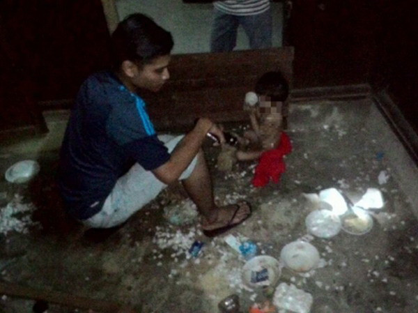 Xót xa bé 3 tuổi trần truồng bị mẹ bỏ rơi gần chết vì đói lạnh ảnh 1