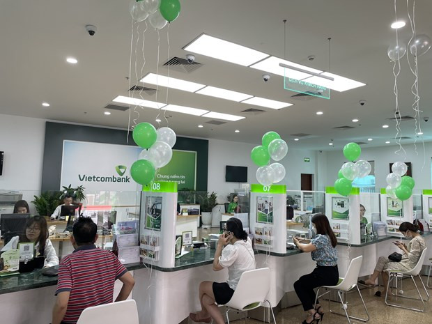 Giao dịch tại Vietcombank. (Ảnh: Vietnam+) Nhiều thách thức trong giải ngân 120.000 tỷ đồng phát triển nhà ở XH ảnh 1