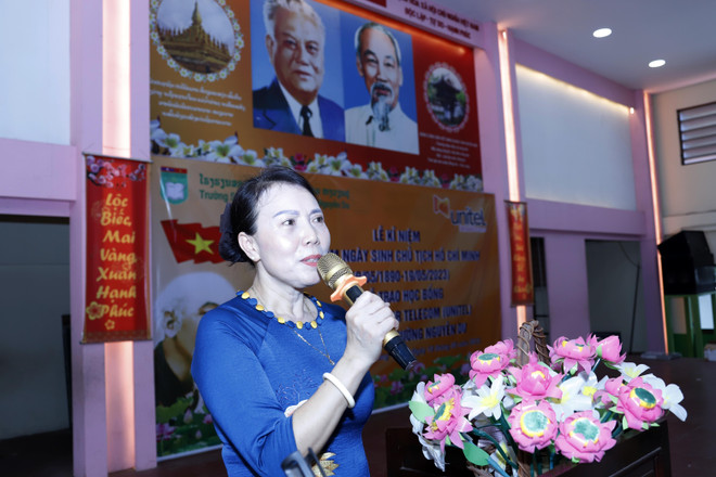 Bà Sivanheuang Phengkhammay, Hiệu trưởng Trường Song ngữ Lào-Việt Nam Nguyễn Du, ôn lại sự nghiệp và thân thế của Chủ tịch Hồ Chí Minh cho các giáo viên và học sinh nhà trường. (Ảnh: Phạm Kiên/TTXVN) Thầy trò Trường Song ngữ Lào-Việt Nam Nguyễn Du kỷ niệm ngày SN Bác ảnh 2