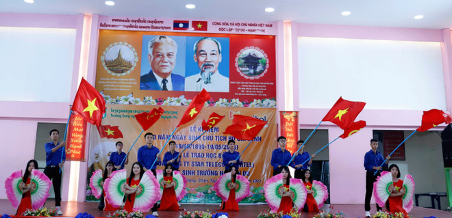 Tiết mục văn nghệ do các học sinh Trường Song ngữ Lào-Việt Nam Nguyễn Du biểu diễn. (Ảnh: Phạm Kiên/TTXVN) Thầy trò Trường Song ngữ Lào-Việt Nam Nguyễn Du kỷ niệm ngày SN Bác ảnh 1