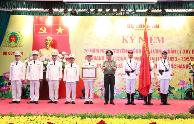Bộ trưởng Bộ Công an Tô Lâm trao Huân chương Bảo vệ Tổ quốc hạng Nhất cho Cục Quản lý Xây dựng và Doanh trại. (Ảnh: Phạm Kiên/TTXVN) 70 Ngày Truyền thống Lực lượng Quản lý Xây dựng và Doanh trại CAND ảnh 1