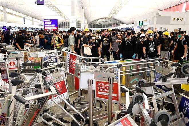 Người biểu tình phong tỏa lối vào sân bay quốc tế Hong Kong tối 13/8. (Ảnh: AFP/TTXVN) Hong Kong lên án các hành động bạo lực của người biểu tình cực đoan ảnh 1