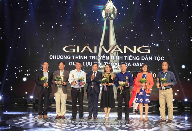Trao giải Vàng cho các tác giả, nhóm tác giả tham gia dự thi nội dung Chương trình truyền hình tiếng dân tộc "Giao lưu -đối thoại - tọa đàm". (Ảnh: Nguyễn Dũng/TTXVN) 30 tác phẩm đạt giải Vàng tại Liên hoan Truyền hình toàn quốc 38 ảnh 2