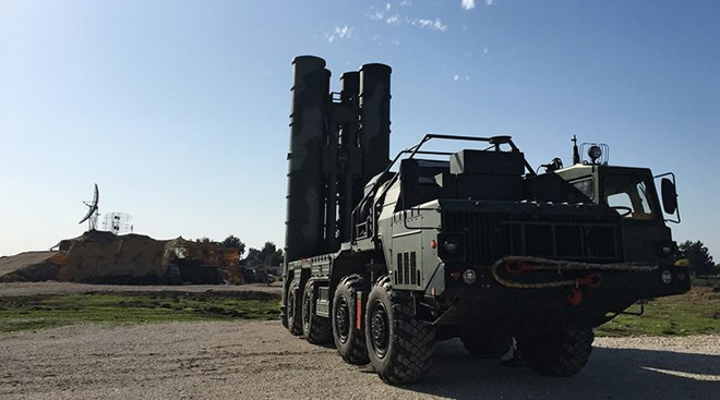 Hệ thống tên lửa S-400 của Nga. (Nguồn: RT) Nga đưa hệ thống tên lửa S-400 Triumf vào nhiệm vụ trực chiến ảnh 1