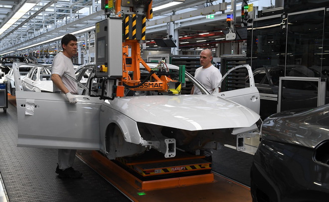 Một phân xưởng lắp ráp tại nhà máy sản xuất ô tô Audi ở Ingolstadt, miền nam nước Đức. (Nguồn: AFP/TTXVN) Bảo hộ thương mại sẽ hủy hoại thành quả tăng trưởng toàn cầu ảnh 1