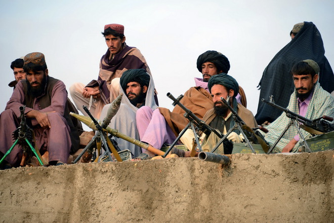Các tay súng Taliban tại Afghanistan. (Nguồn: AFP/TTXVN) Afghnistan: Taliban tấn công chốt an ninh, ít nhất 15 người thiệt mạng ảnh 1
