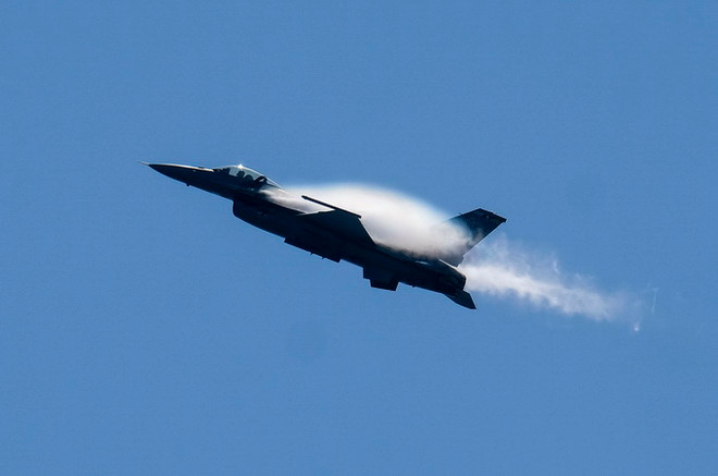 Máy bay chiến đấu F-16 trình diễn tại Triển lãm hàng không Breitling Huntington Beach ở Orange, California, Mỹ ngày 30/9/2017. (Nguồn: THX/TTXVN) Lockheed Martin chuyển giao sản xuất chiến đấu cơ và tên lửa cho Ấn Độ ảnh 1