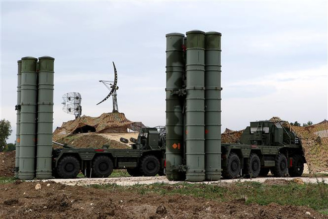 Hệ thống tên lửa phòng không S-400 của Nga tại căn cứ quân sự Hmeimim ở tỉnh Latakia, miền tây bắc Syria ngày 16/12/2015. (Ảnh: AFP/TTXVN) Ấn Độ mua 5 hệ thống tên lửa phòng không S-400 của Nga ảnh 1