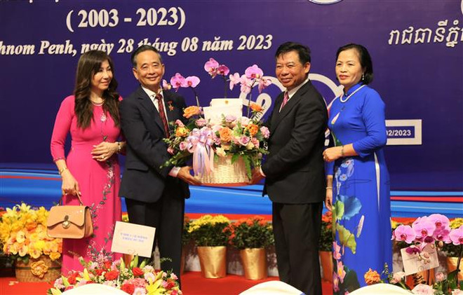 Đại sứ Việt Nam tại Campuchia Nguyễn Huy Tăng (phải) tặng quà cho Hội Khmer - Việt Nam tại Campuchia. (Ảnh: Hoàng Minh/TTXVN) Điểm tựa cho sự phát triển của cộng đồng người gốc Việt tại Campuchia ảnh 1