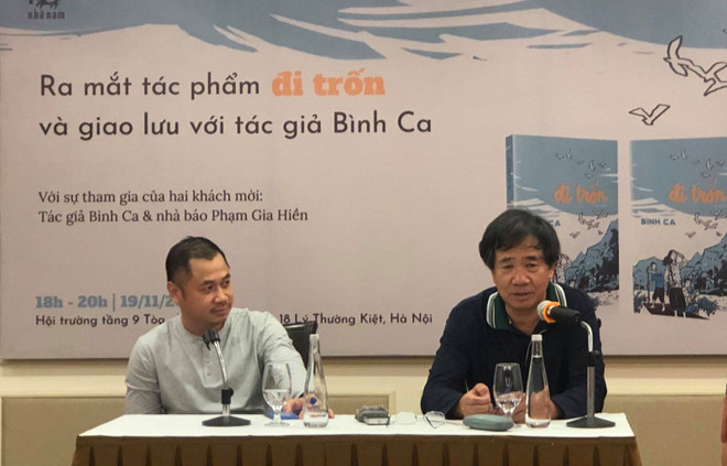 Tác giả Bình Ca (áo đen) giao lưu với bạn đọc. (Nguồn: baotintuc.vn) Ra mắt tiểu thuyết ''Đi trốn'' và giao lưu với tác giả Bình Ca ảnh 1