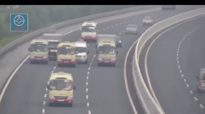 Xử nghiêm 3 xe khách dàn hàng ngang trên cao tốc Hà Nội-Hải Phòng ảnh 1